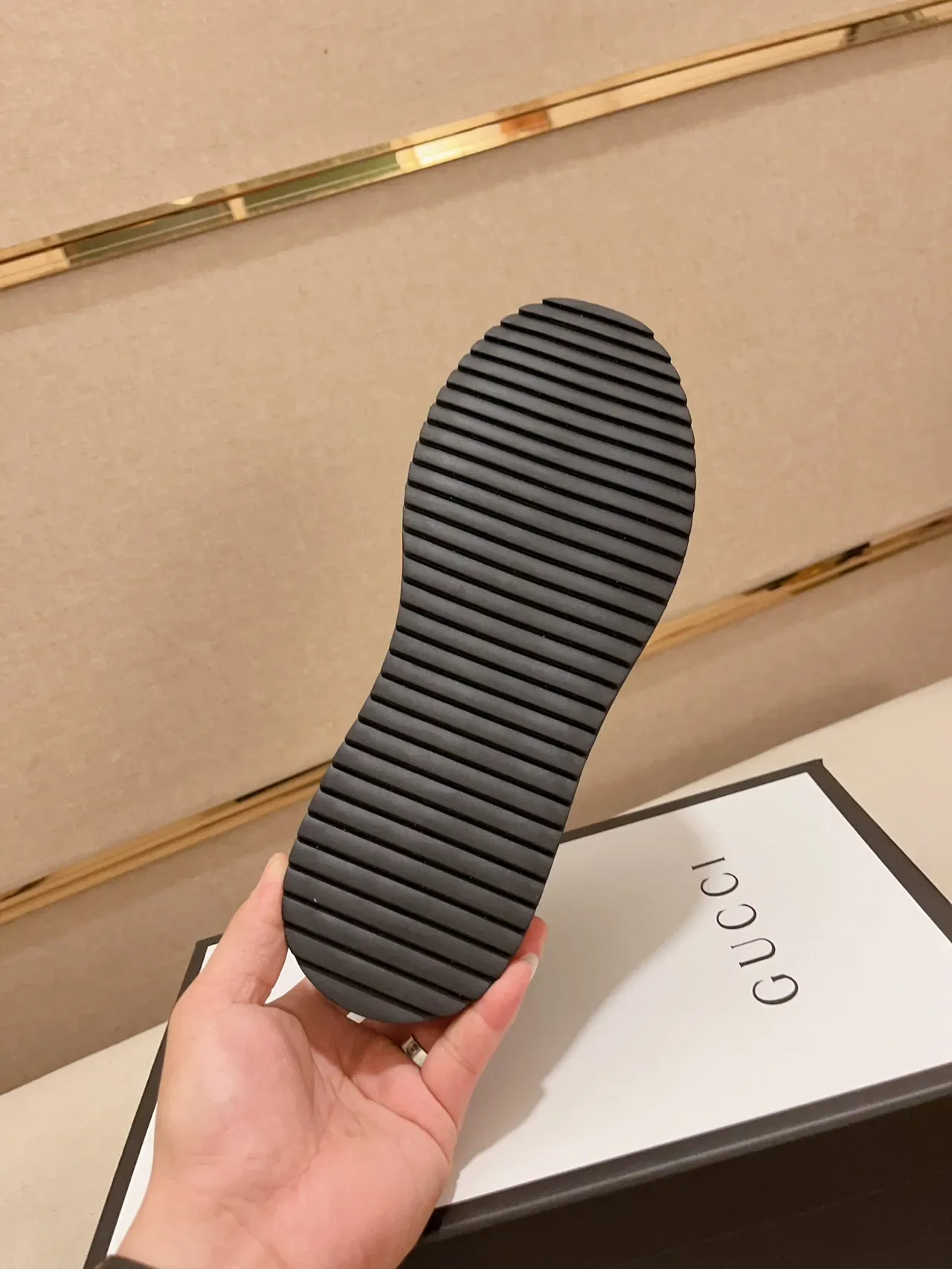 Gucci GG Monogram 帆布和皮革低帮生活休闲鞋 9