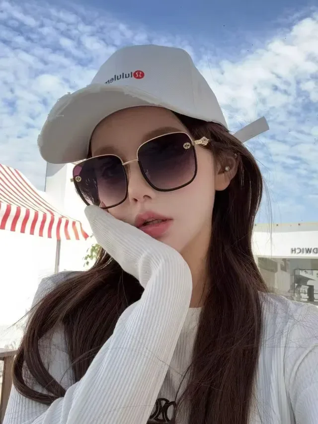 Gucci Óculos de Sol Oversized Armação Quadrada Dourado Bege Armação Delgada de Metal 4