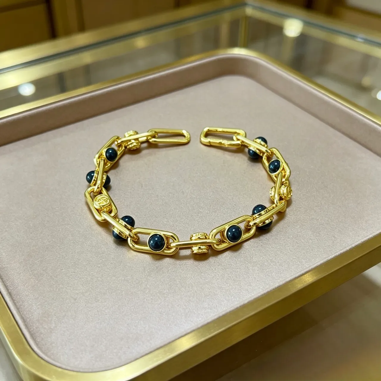 Gucci Pulseira Corrente Link Preta Grossa de Metal Dourada 4