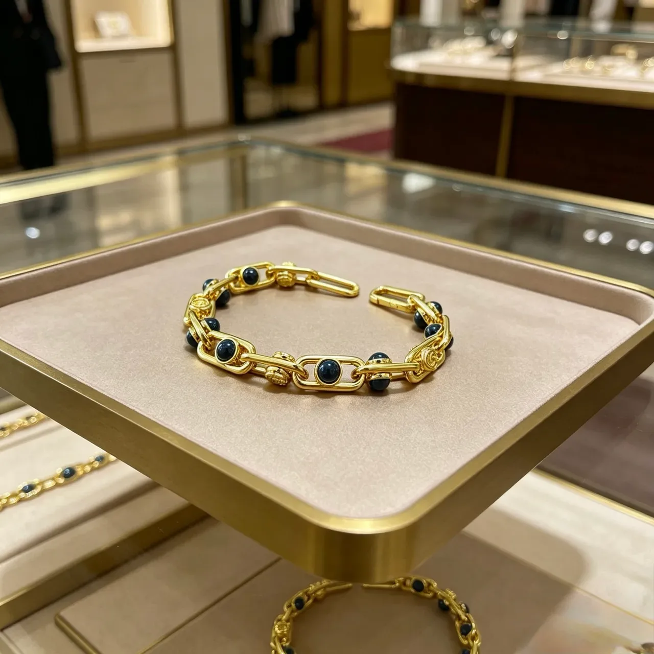 Gucci Pulseira Corrente Link Preta Grossa de Metal Dourada 7