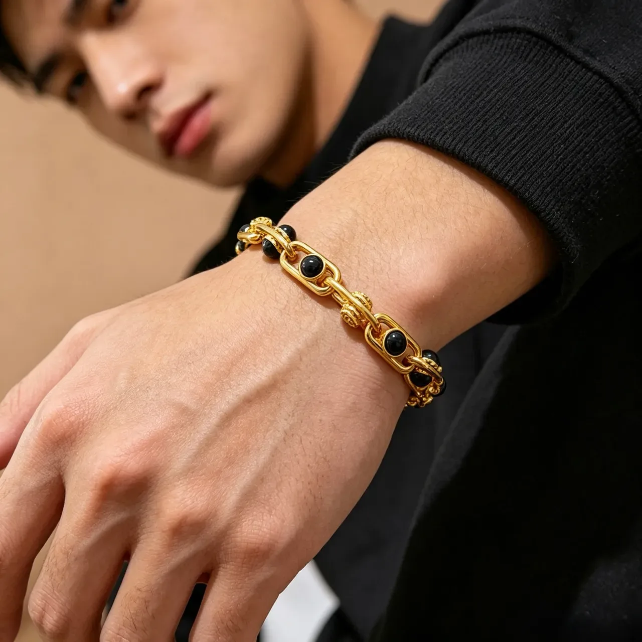 Gucci Pulseira Corrente Link Preta Grossa de Metal Dourada 8