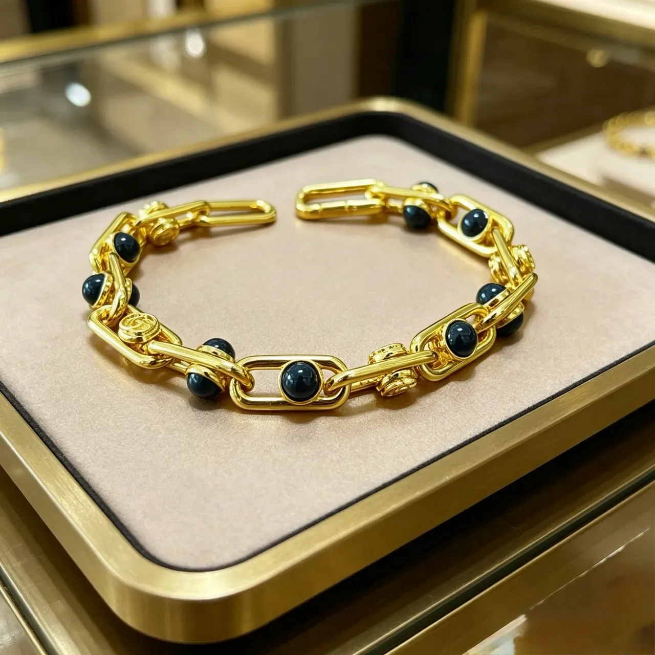 Gucci Pulseira Corrente Link Preta Grossa de Metal Dourada 9