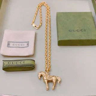 Gucci Collier avec pendentif cheval en ton doré