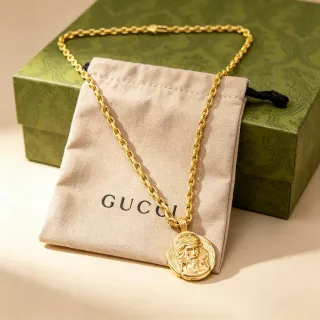 Gucci সোনালি মেডেলিয়ন পেন্ডেন্ট নেকলেস