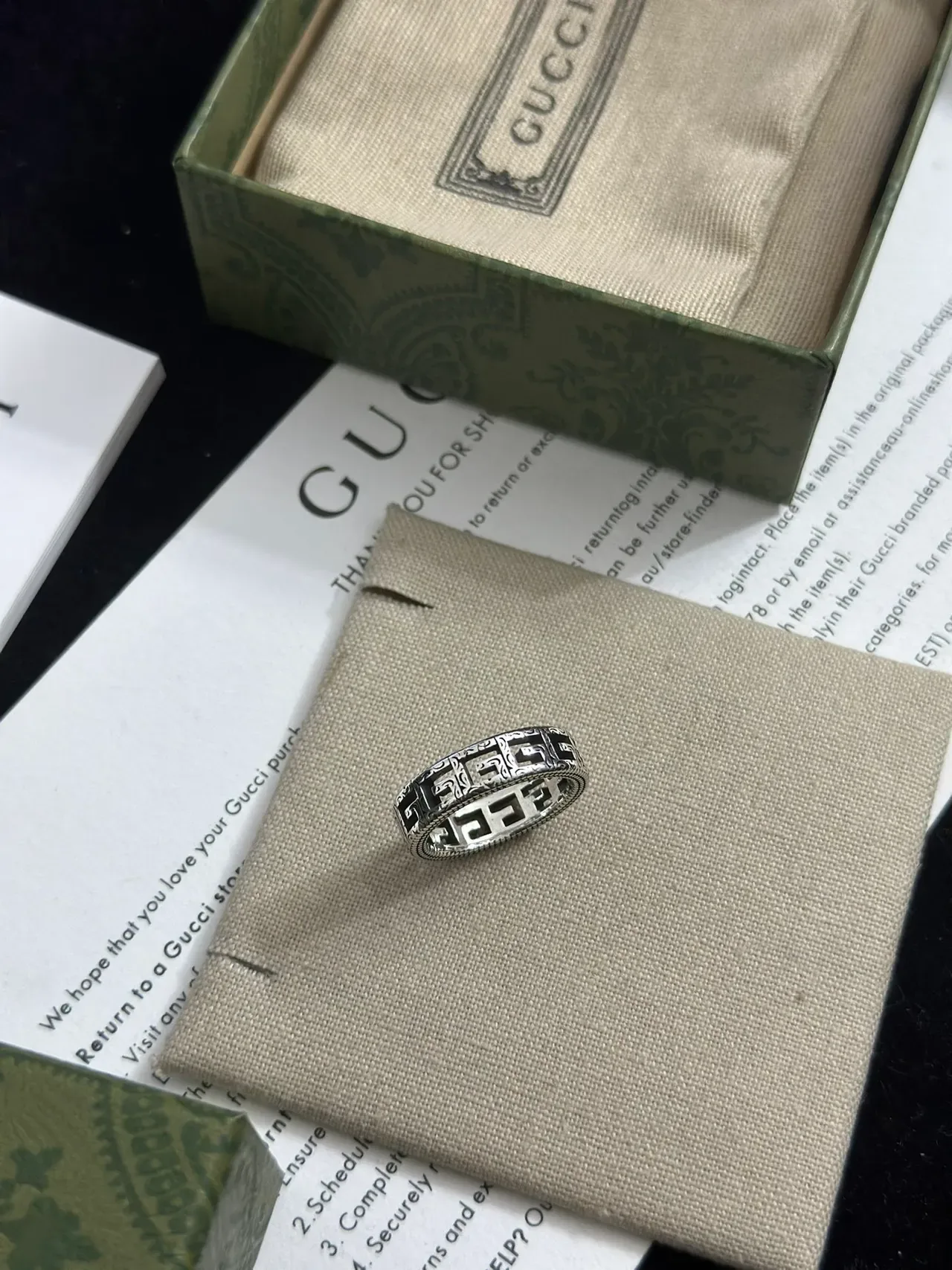 Gucci Motivo Llave Griega Plata y Negro Anillo 2