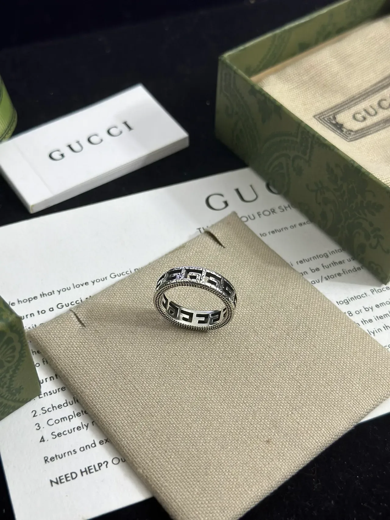 Gucci Motivo Llave Griega Plata y Negro Anillo 3