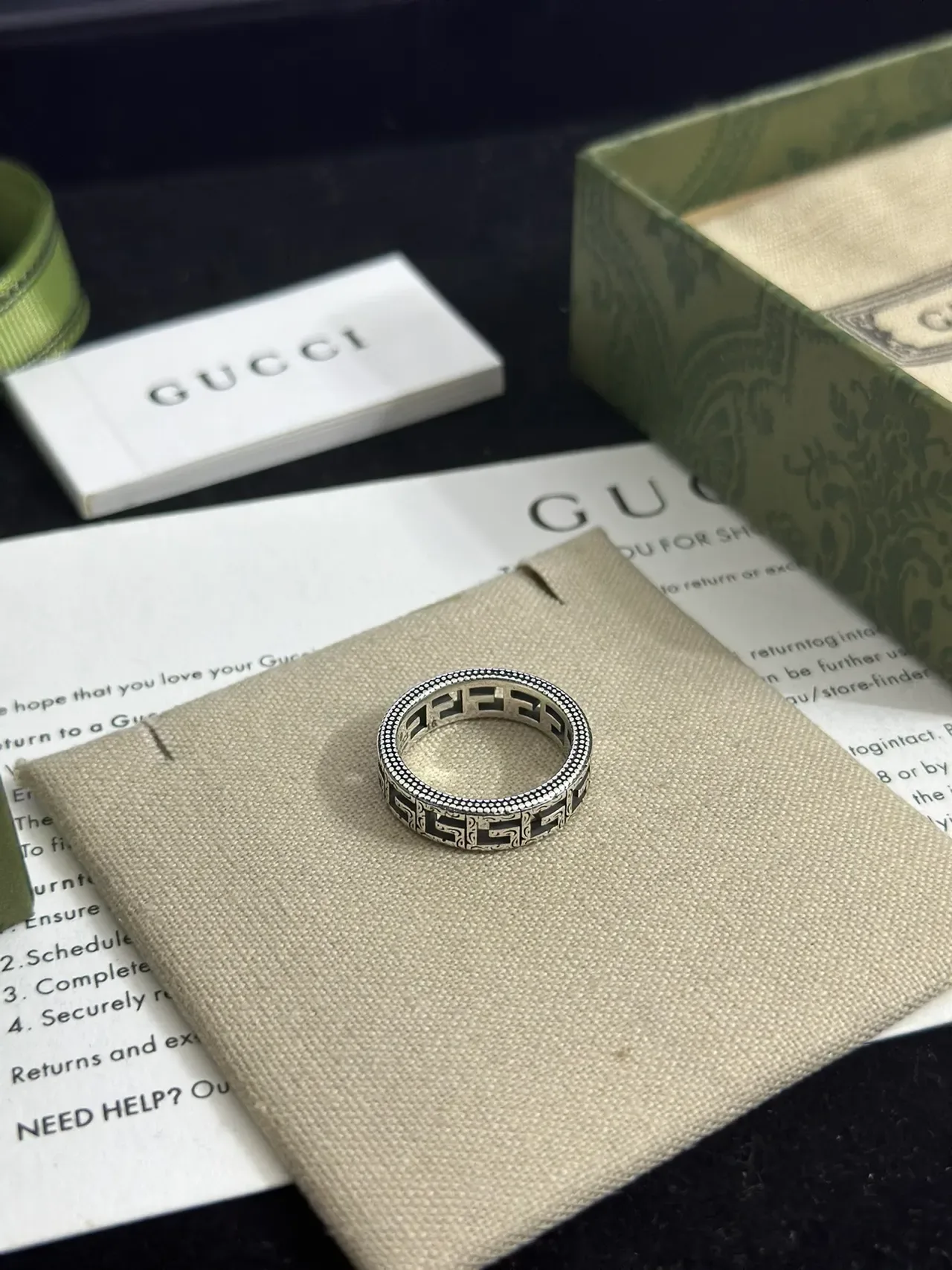 Gucci Motivo Llave Griega Plata y Negro Anillo 4