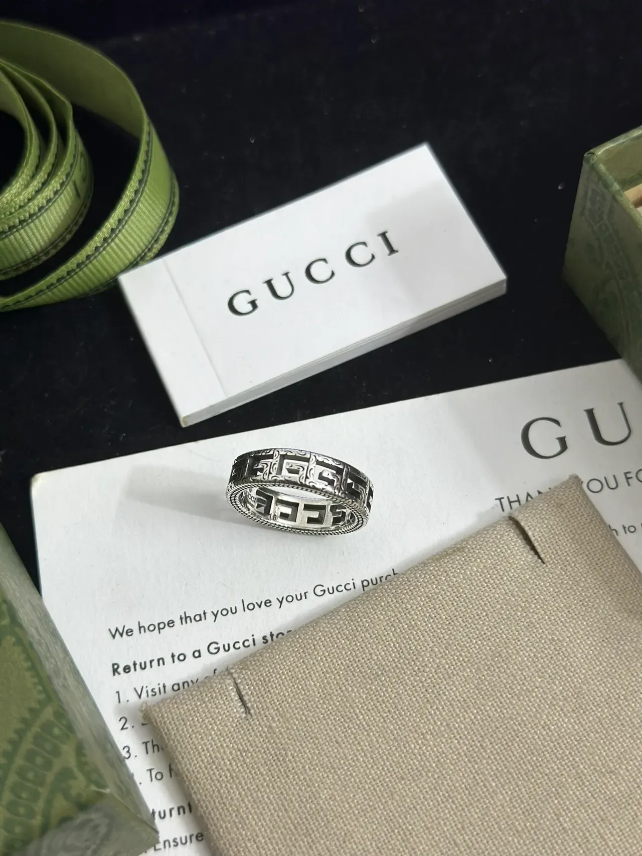 Gucci Motivo Llave Griega Plata y Negro Anillo 5