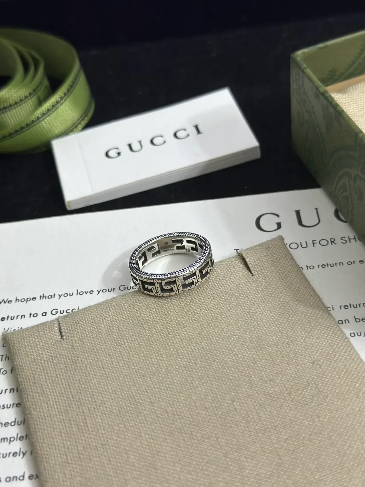 Gucci Motivo Llave Griega Plata y Negro Anillo 6