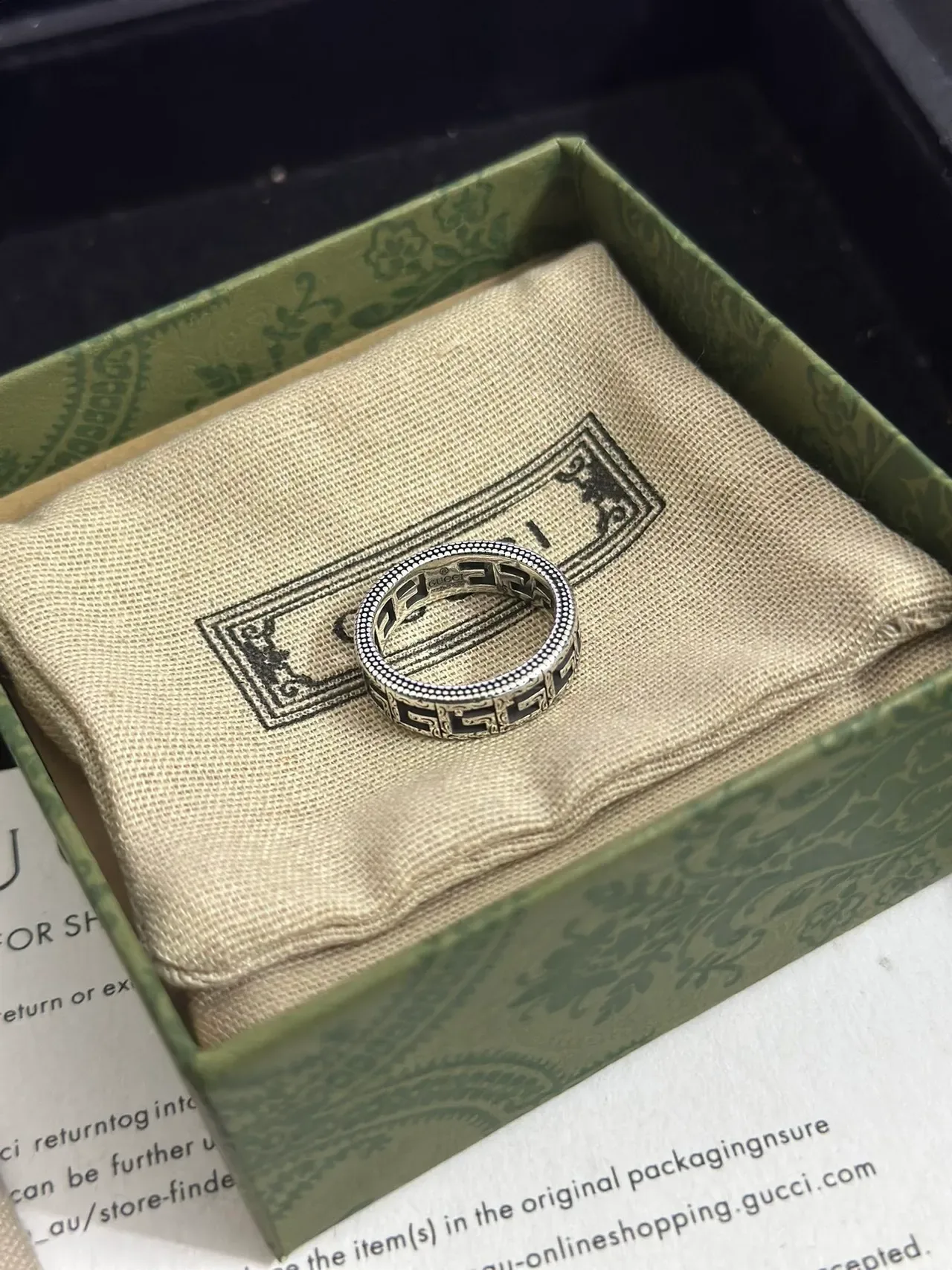 Gucci Motivo Llave Griega Plata y Negro Anillo 7