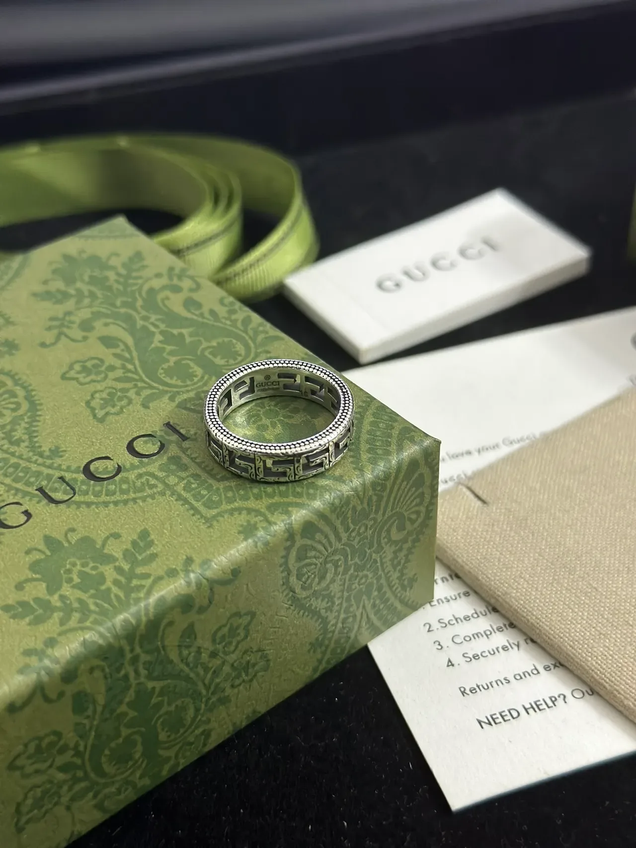 Gucci Motivo Llave Griega Plata y Negro Anillo 8