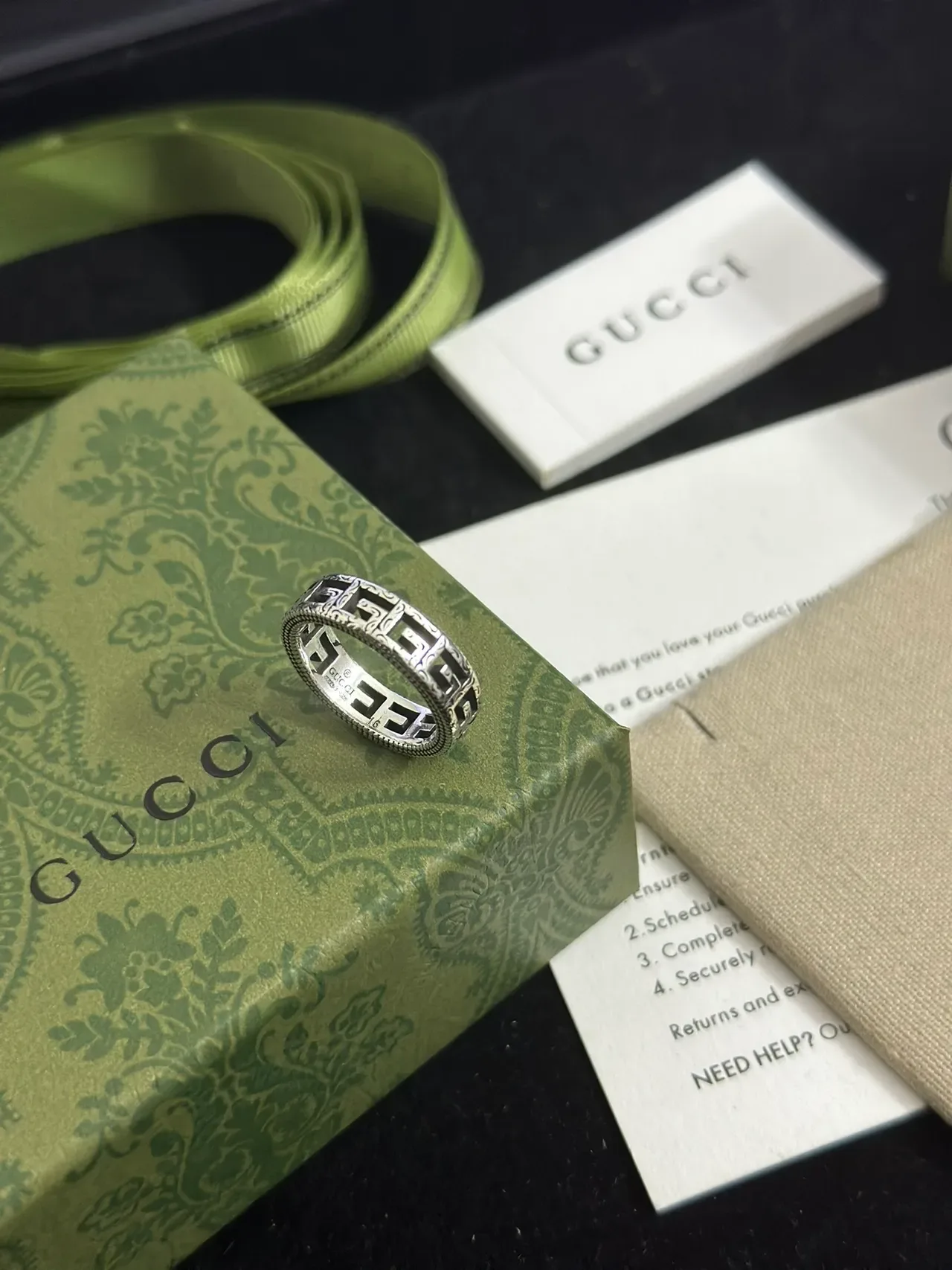 Gucci Motivo Llave Griega Plata y Negro Anillo 9