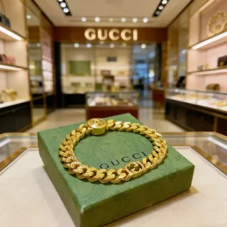 سوار Gucci Iconic Chain ذهبي اللون كيرب لينك