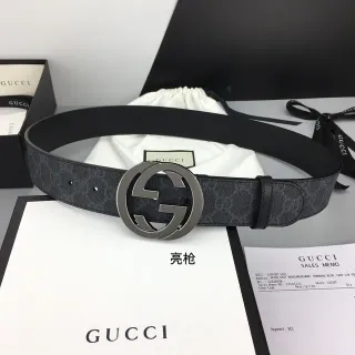 Cinto Gucci Interlocking G cinza e preto GG Monogram de couro