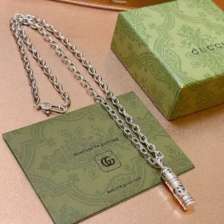Gucci Interlocking G pendentif cylindrique chaîne argent