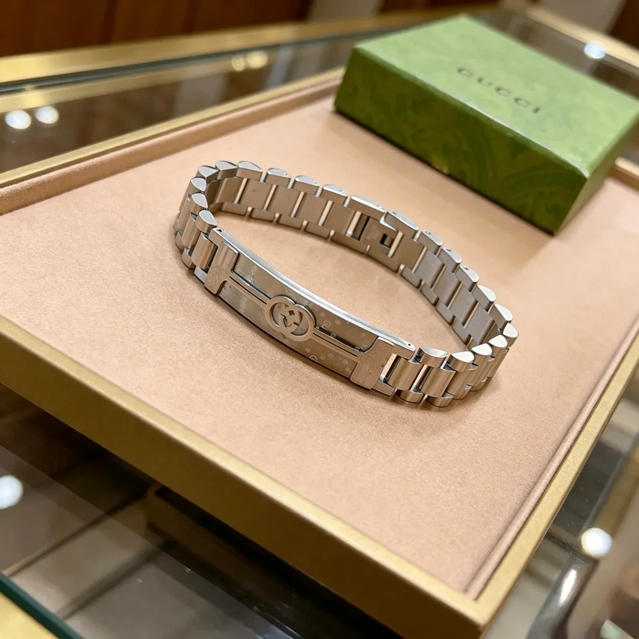 Gucci Interlocking G Logo Bracelet Silver Metallic Link Chain Central Plaque Bracelet 4