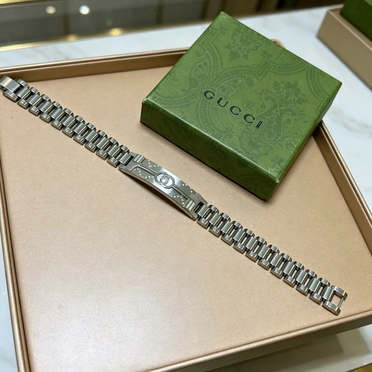 Gucci Interlocking G Logo Bracelet Silver Metallic Link Chain Central Plaque Bracelet 5