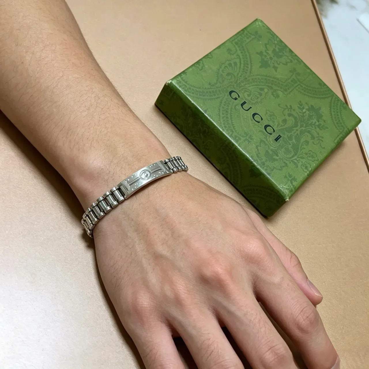 Gucci Interlocking G Logo Bracelet Silver Metallic Link Chain Central Plaque Bracelet 7