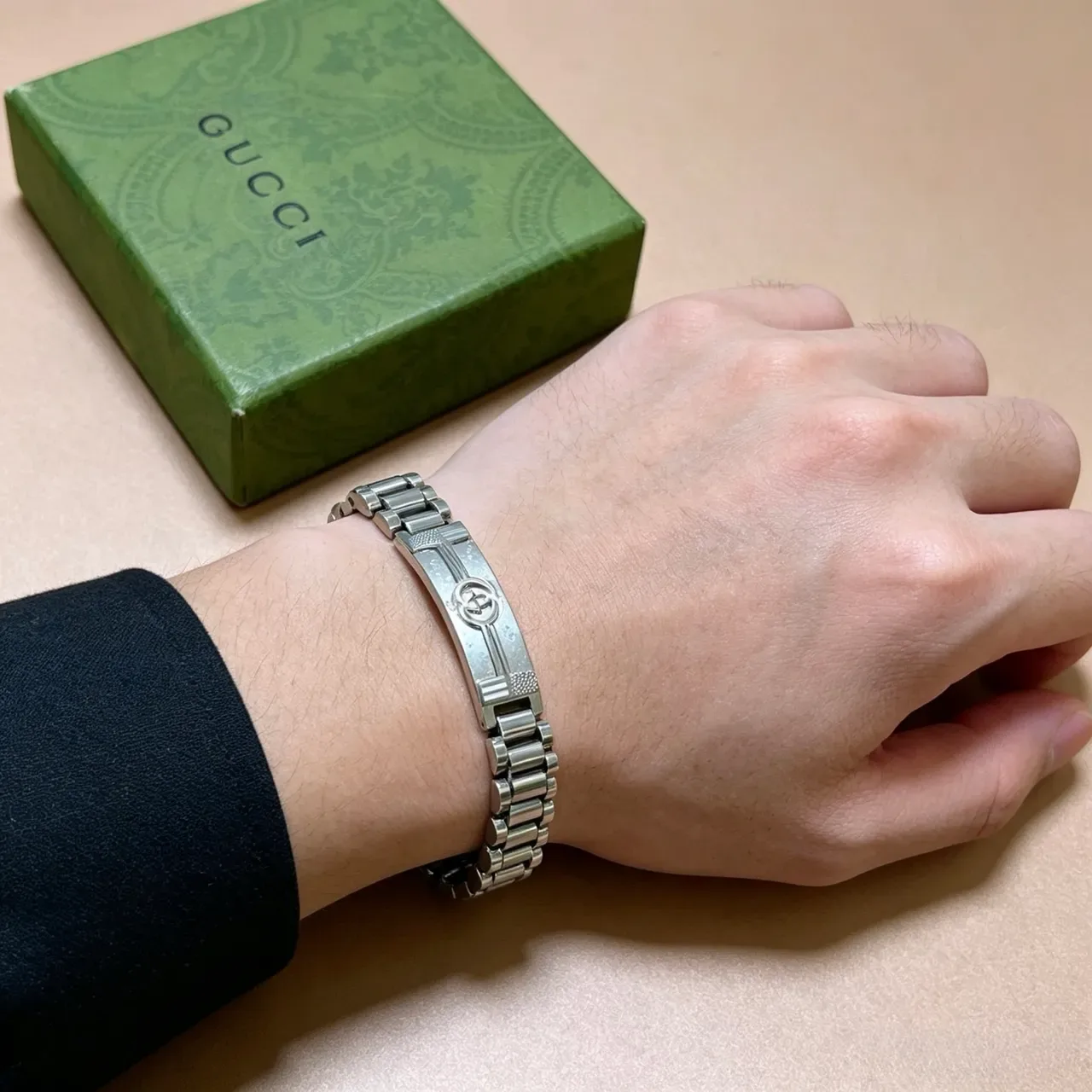 Gucci Interlocking G Logo Bracelet Silver Metallic Link Chain Central Plaque Bracelet 9