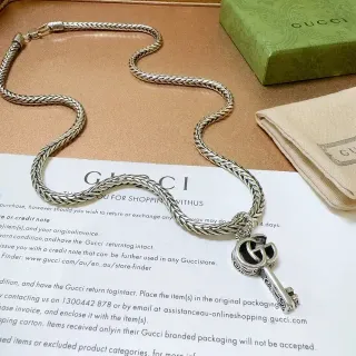 Colar Gucci com pingente de chave corrente trançada