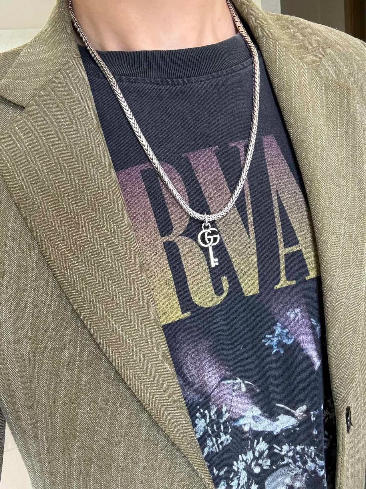 Colar Gucci com pingente de chave corrente trançada 2