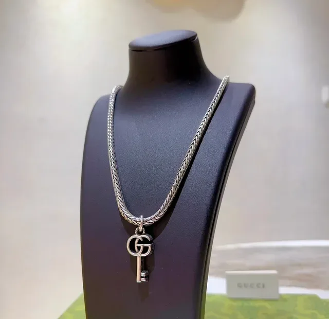 Colar Gucci com pingente de chave corrente trançada 3