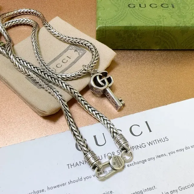 Colar Gucci com pingente de chave corrente trançada 5