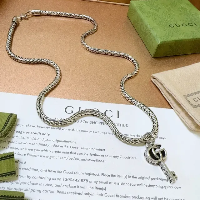 Colar Gucci com pingente de chave corrente trançada 6