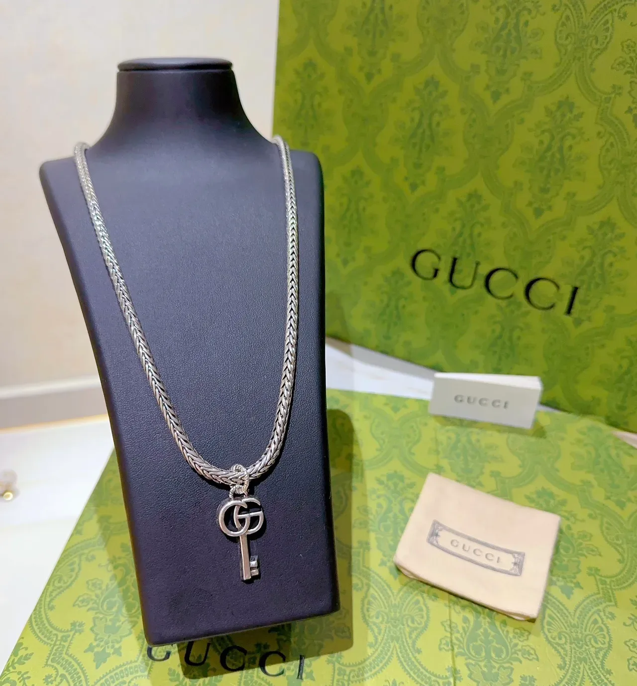 Colar Gucci com pingente de chave corrente trançada 8