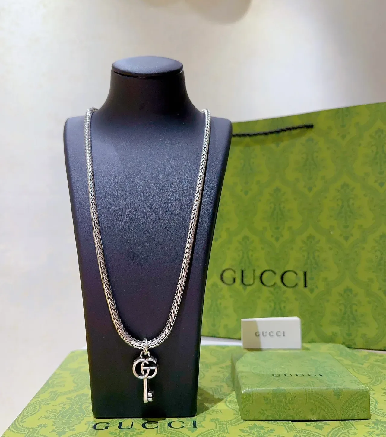 Colar Gucci com pingente de chave corrente trançada 9