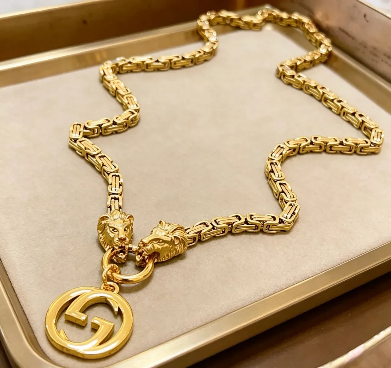 Gucci 狮头金链条相交G吊坠项链 9