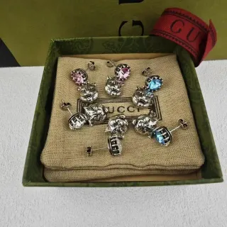 Gucci Brincos com Cabeça de Leão de Cristal