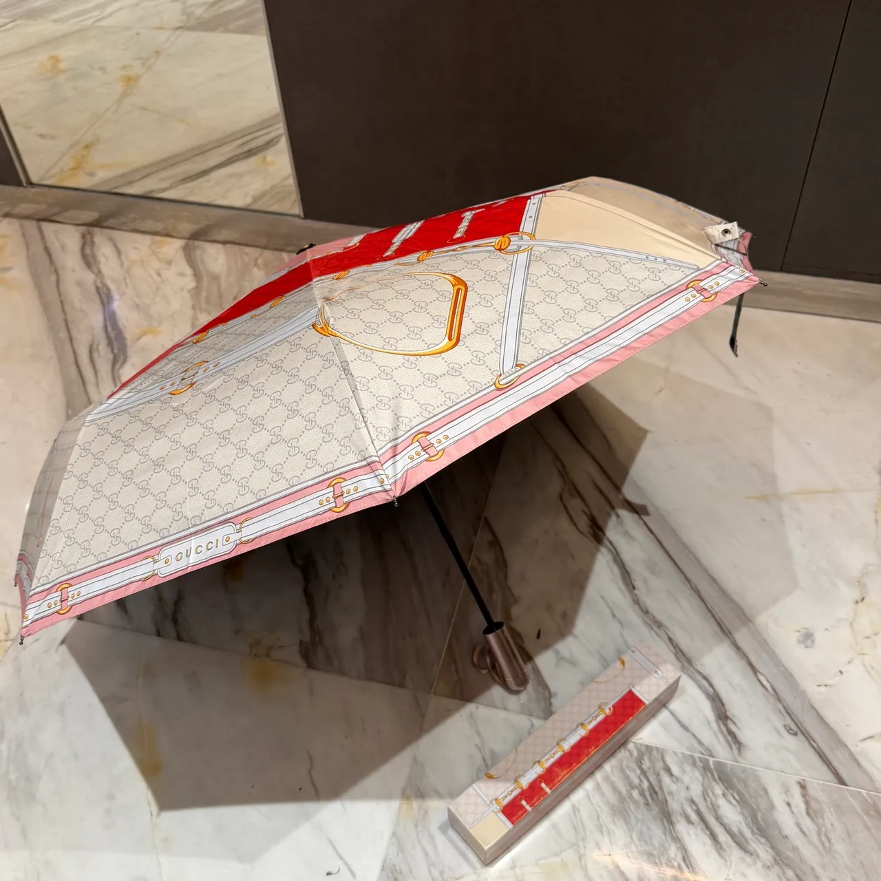 Gucci गुलाबी लाल मुद्रित घुड़सवारी हार्नेस मोटिफ GG मोनोग्राम पृष्ठभूमि हैंडबैग 3