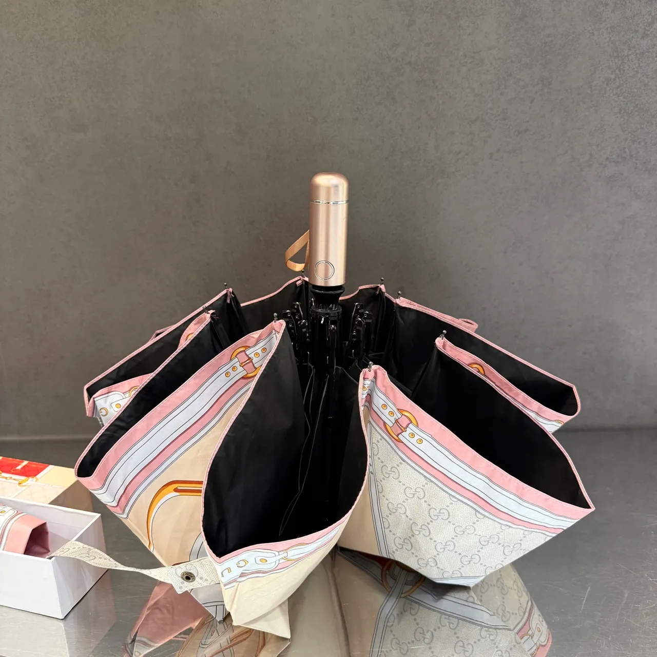 Gucci गुलाबी लाल मुद्रित घुड़सवारी हार्नेस मोटिफ GG मोनोग्राम पृष्ठभूमि हैंडबैग 6