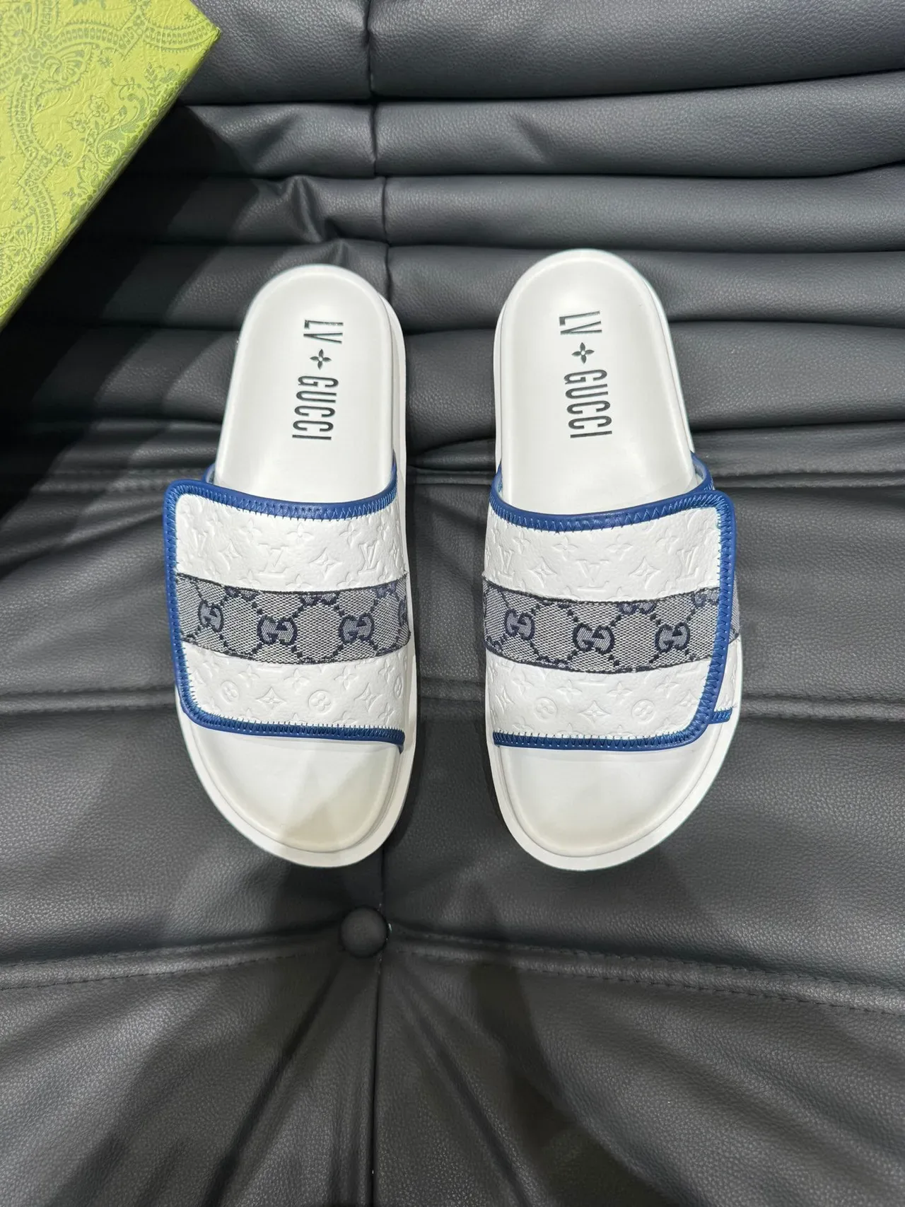 Gucci Screener सफेद नेवी embossed monogram चमड़े GG वेबिंग स्ट्रैप स्लिपर्स 2