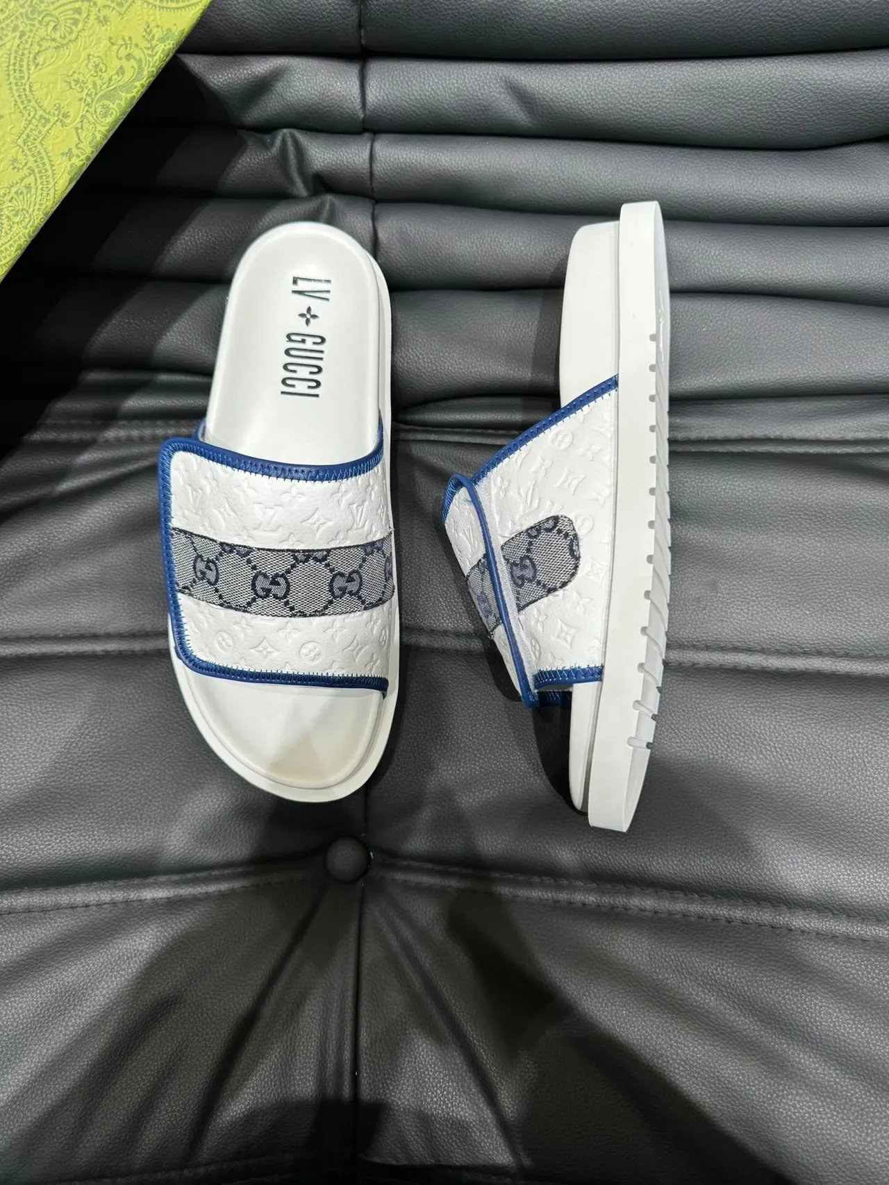 Gucci Screener सफेद नेवी embossed monogram चमड़े GG वेबिंग स्ट्रैप स्लिपर्स 3