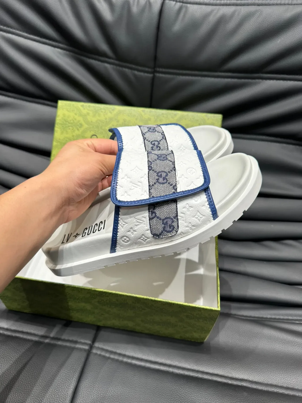 Gucci Screener सफेद नेवी embossed monogram चमड़े GG वेबिंग स्ट्रैप स्लिपर्स 6