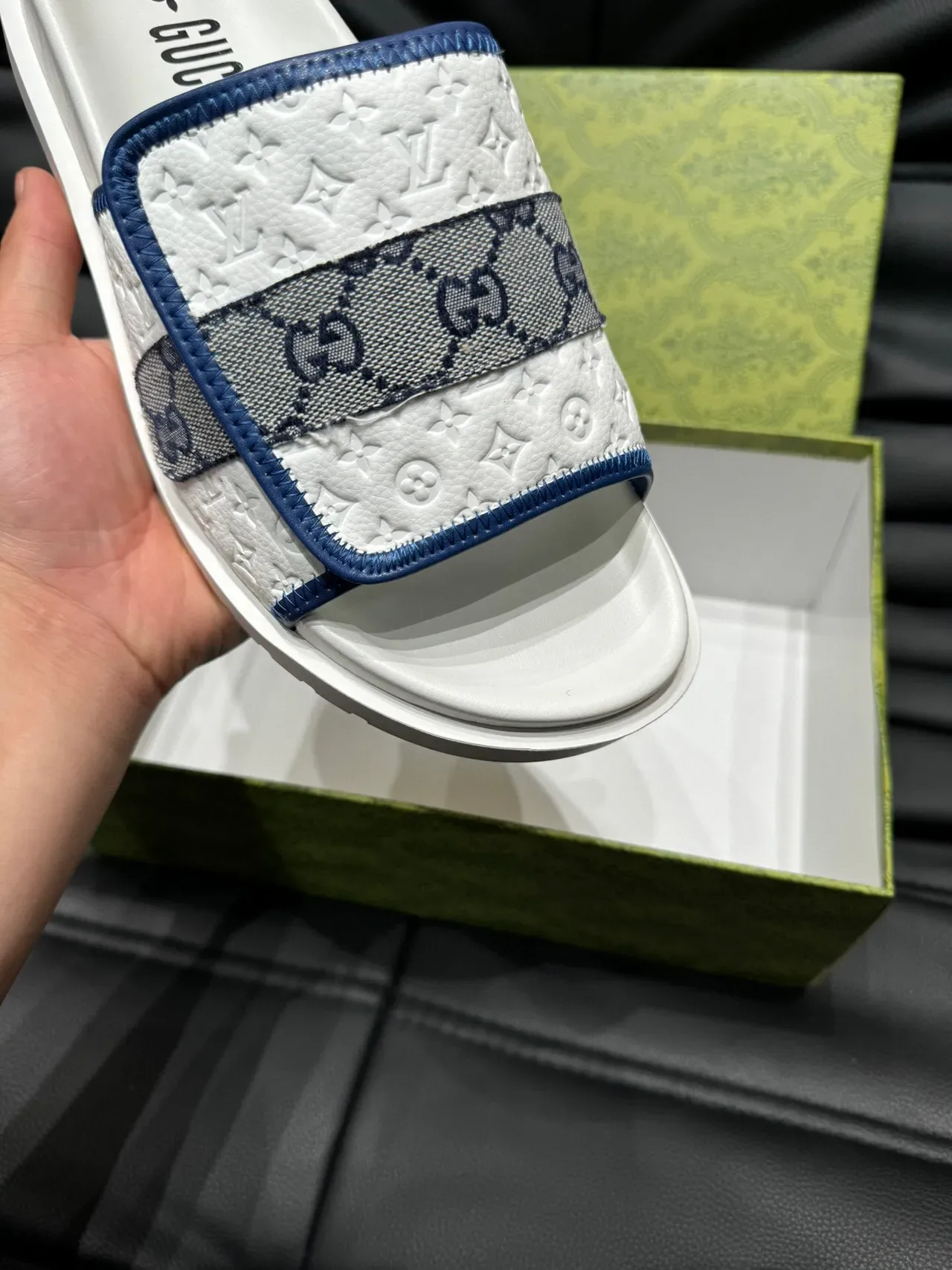 Gucci Screener सफेद नेवी embossed monogram चमड़े GG वेबिंग स्ट्रैप स्लिपर्स 7