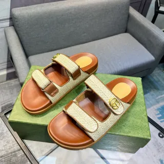 Gucci Screener صندل كاجوال مصنوع من رافيا منسوجة و جلد بني فاتح