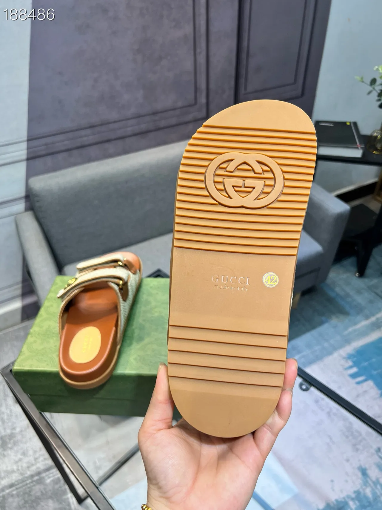 Gucci Screener صندل كاجوال مصنوع من رافيا منسوجة و جلد بني فاتح 3