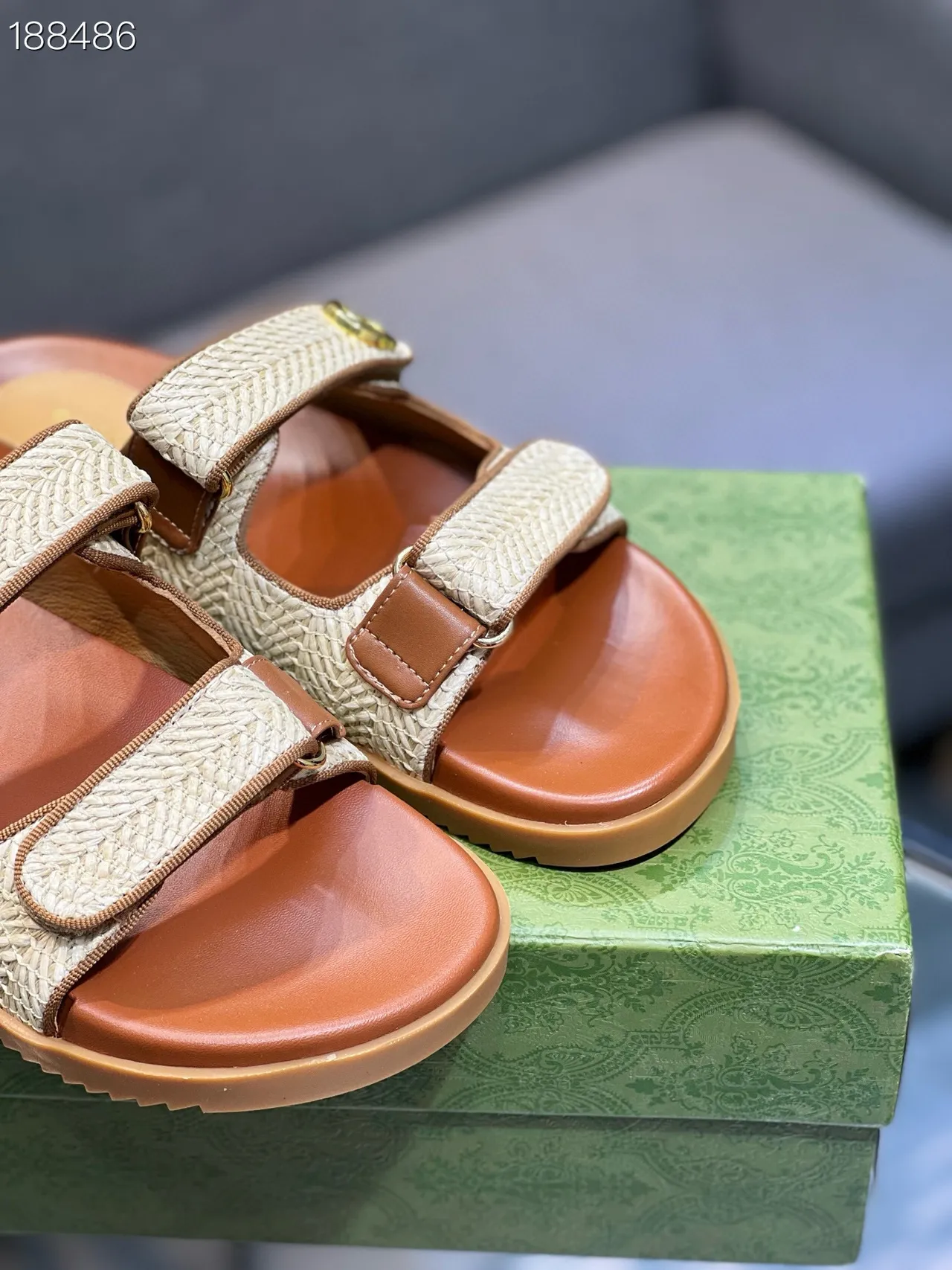 Gucci Screener صندل كاجوال مصنوع من رافيا منسوجة و جلد بني فاتح 6