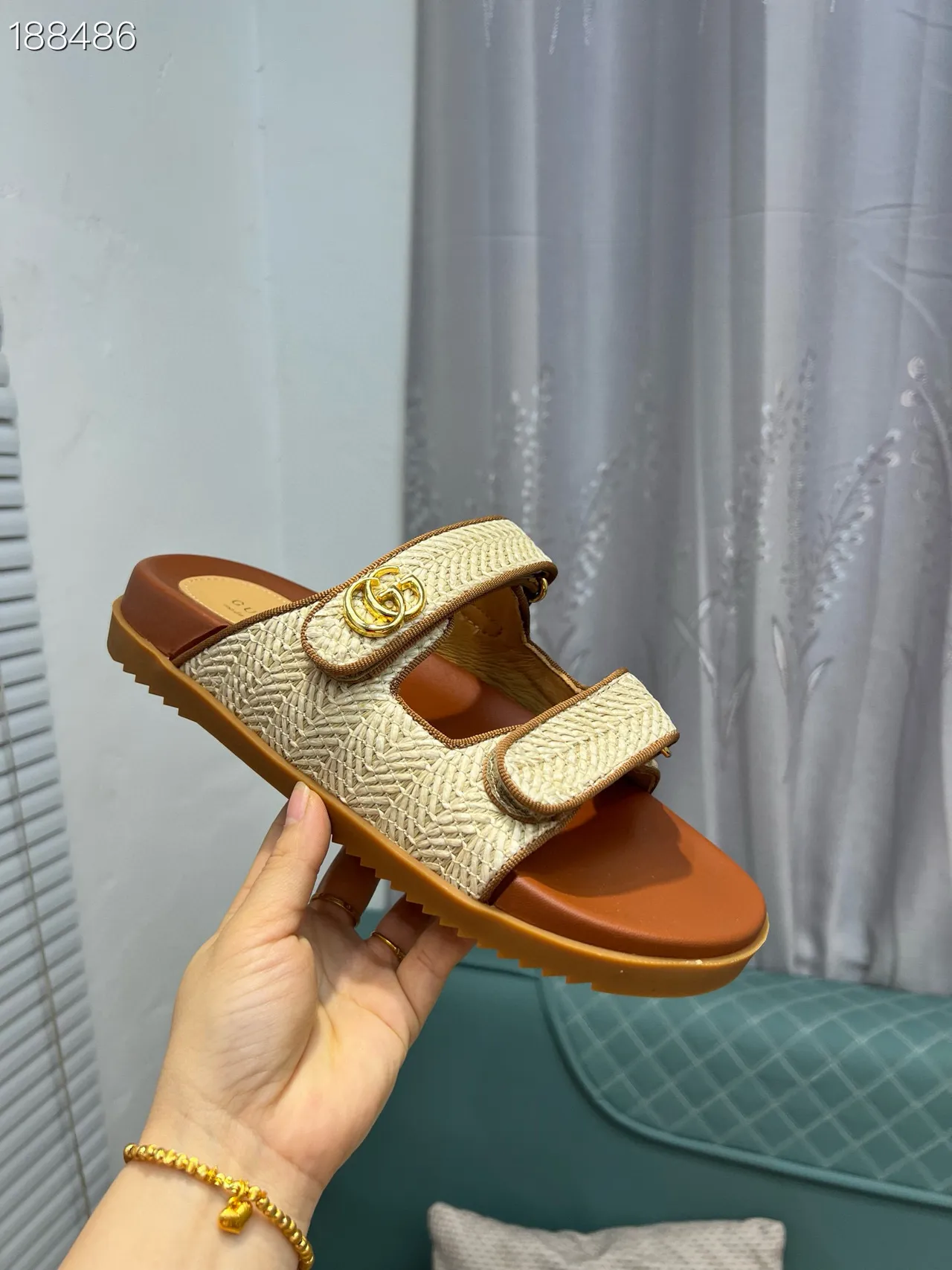 Gucci Screener صندل كاجوال مصنوع من رافيا منسوجة و جلد بني فاتح 7