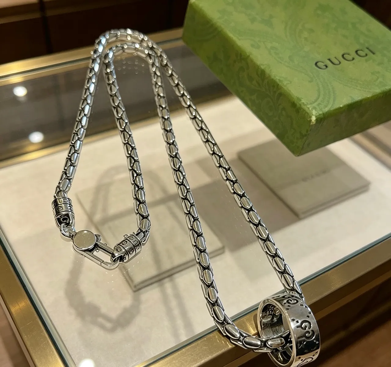 Collier Gucci Chaîne Tressée Maillons Ovales Pendentif Anneau Intégré en Argent 7