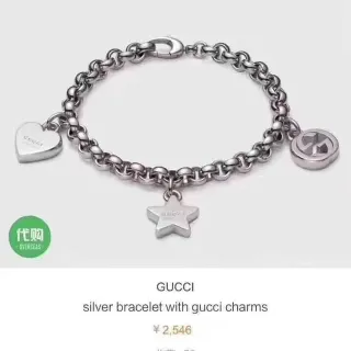 Gucci سوار سلاسل مرتبطة فضية مزينة بتعويذات