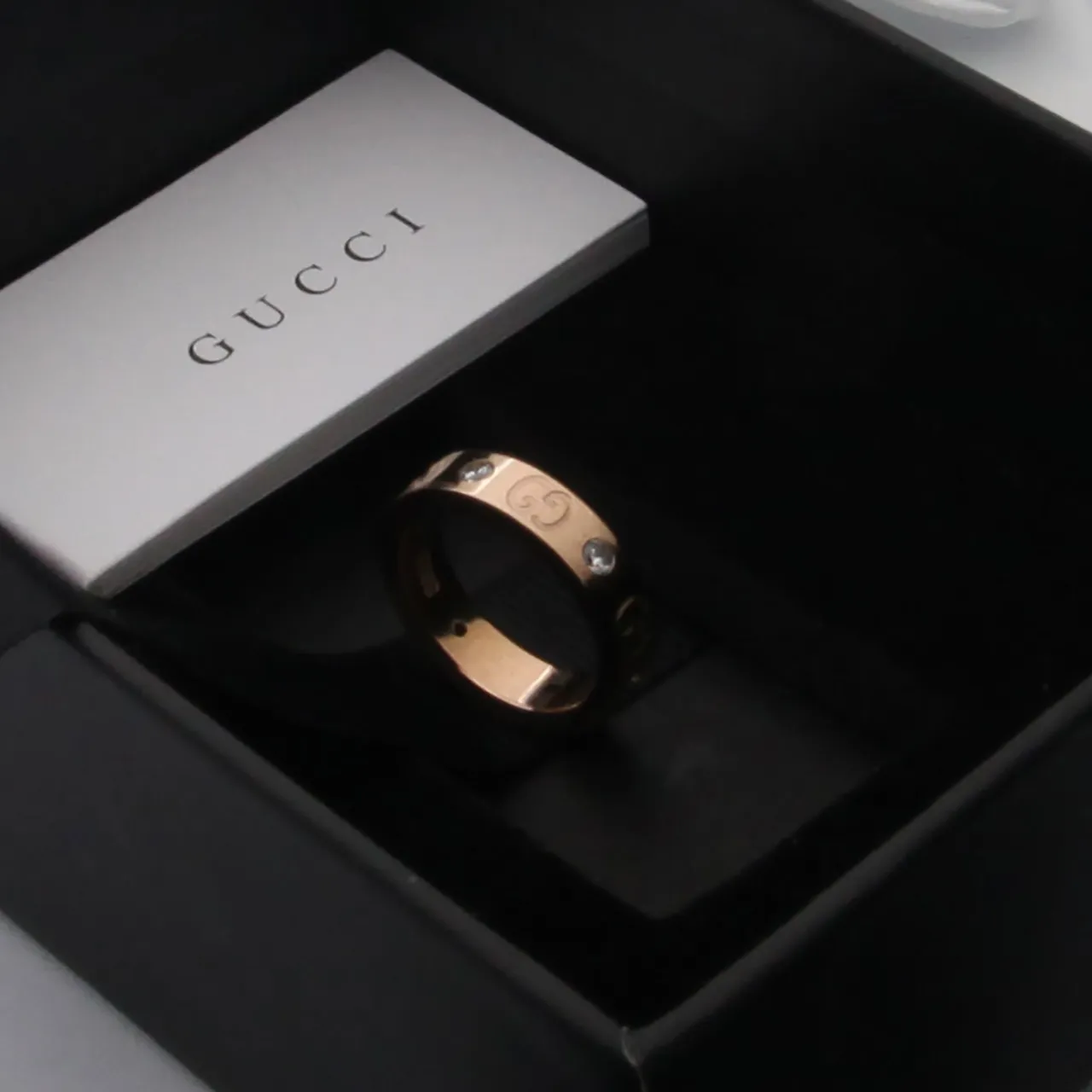 Gucci রূপালি সাদা ফ্ল্যাট ব্যান্ড খোদাই interlocking G লোগোর রিং 2