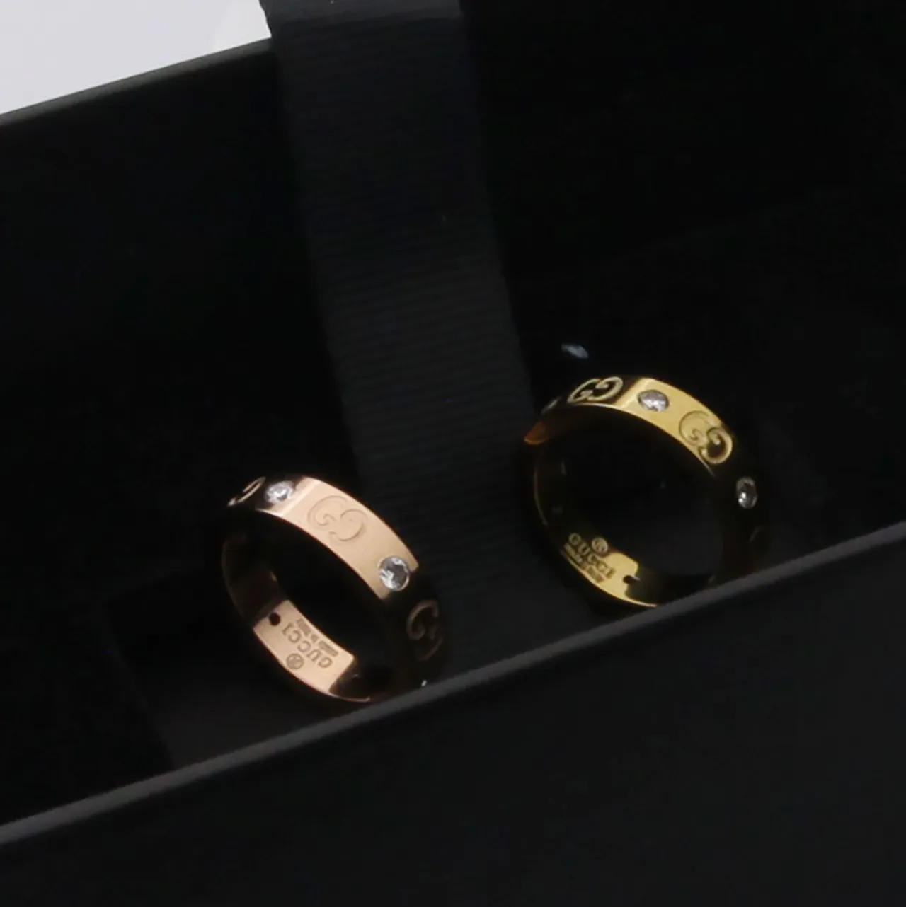 Gucci রূপালি সাদা ফ্ল্যাট ব্যান্ড খোদাই interlocking G লোগোর রিং 3