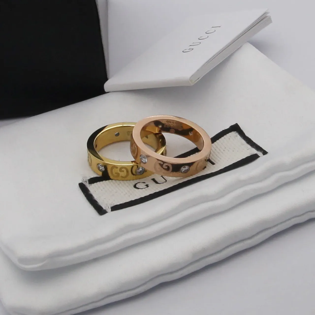 Gucci রূপালি সাদা ফ্ল্যাট ব্যান্ড খোদাই interlocking G লোগোর রিং 4