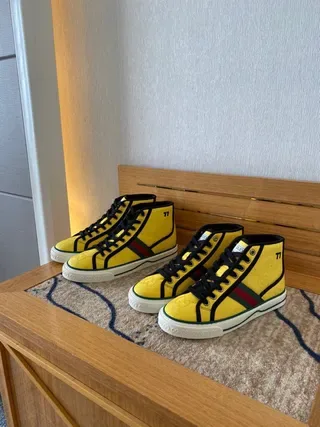 Gucci Tennis 1977 Tênis lifestyle com riscas web em amarelo 2