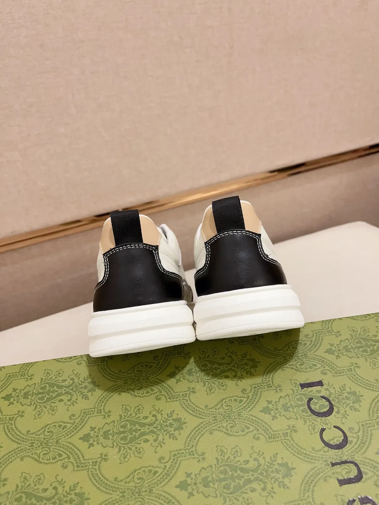 Gucci 白黑拼色皮革拼接对比鞋头生活方式运动鞋 8