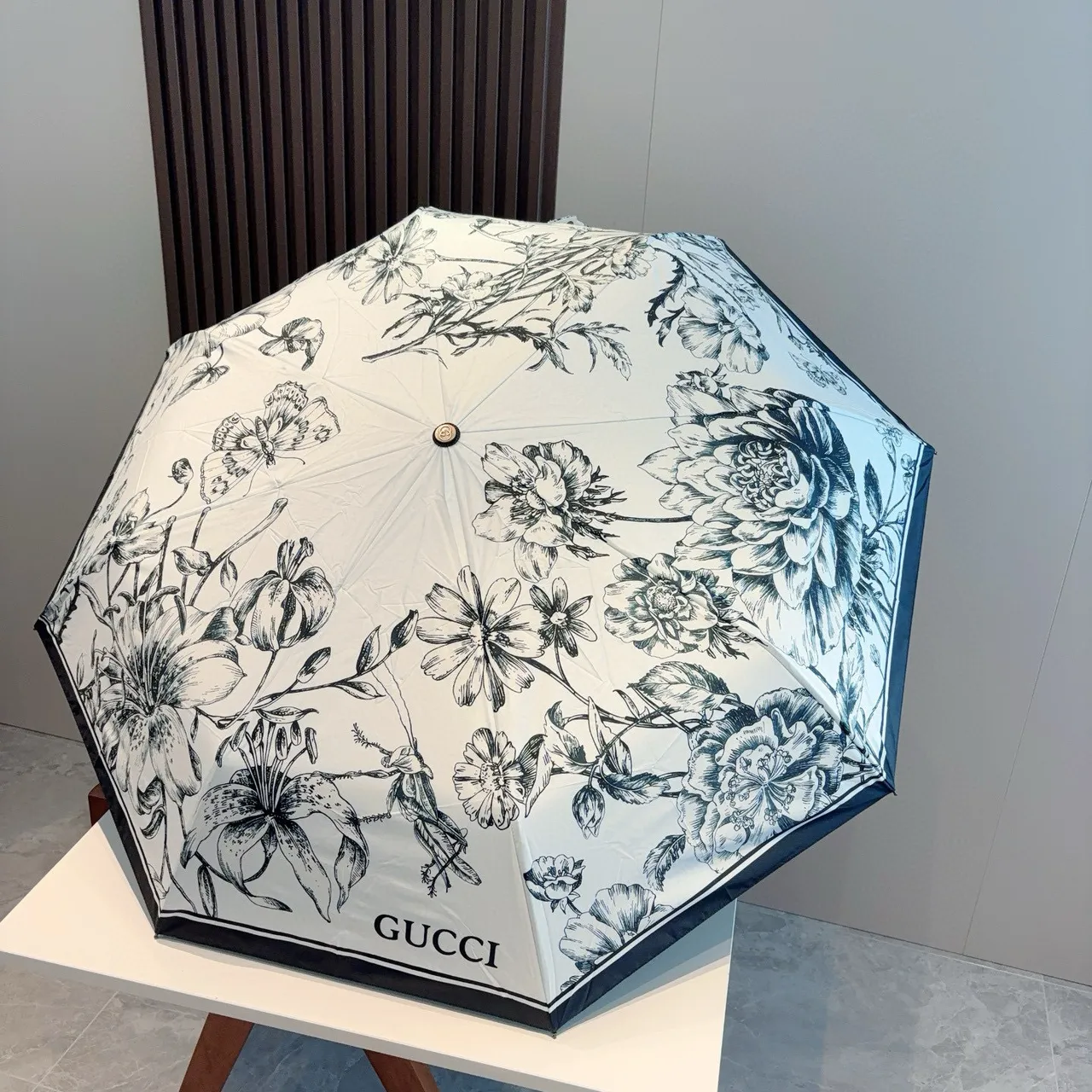 Gucci 白海军花卉植物打印单色墨水插图手袋 3
